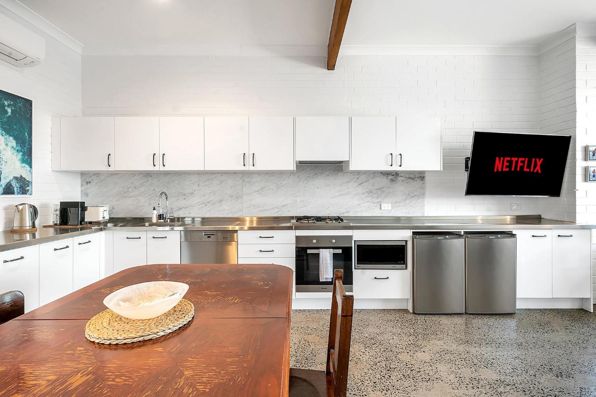 Upscale Cliffside Studio With Ocean Views North Bondi Sydney Bagian luar foto