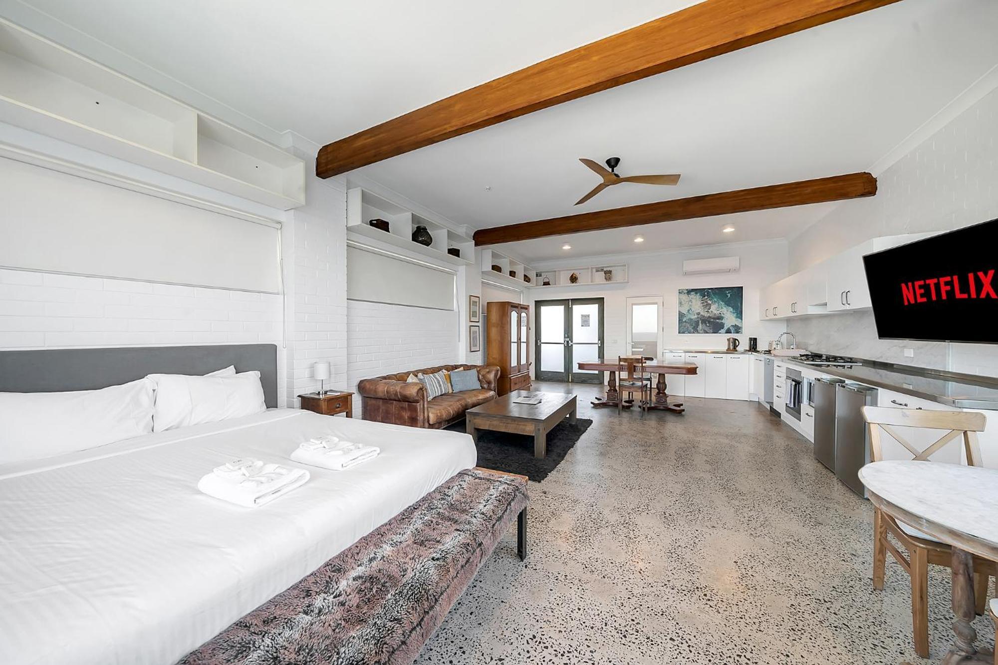 Upscale Cliffside Studio With Ocean Views North Bondi Sydney Bagian luar foto
